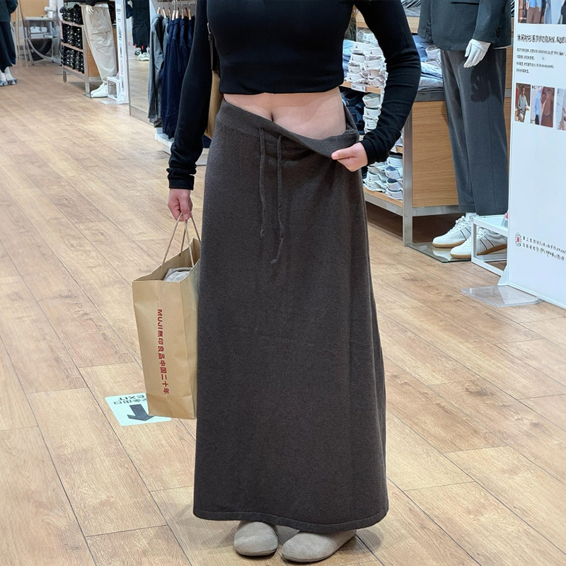 这条灰色针织半身裙就两个字垂顺