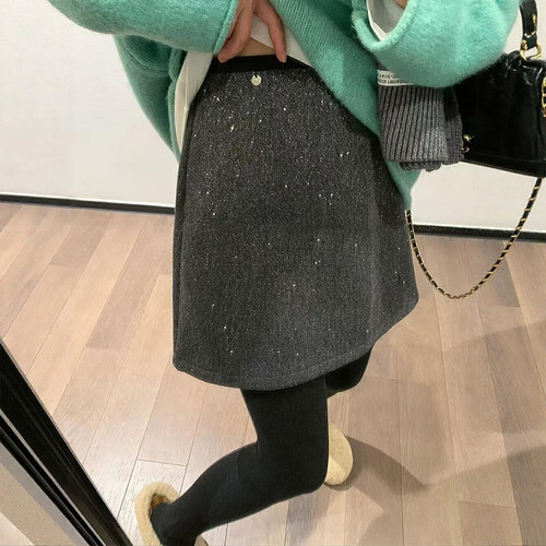 自带氛围感的亮片灰色毛呢短裙~
