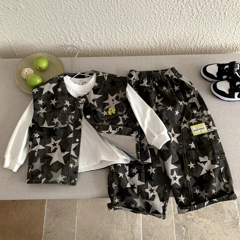 男童春季简约时尚薄款印花套装2026新款中小童运动潮范休闲三件套