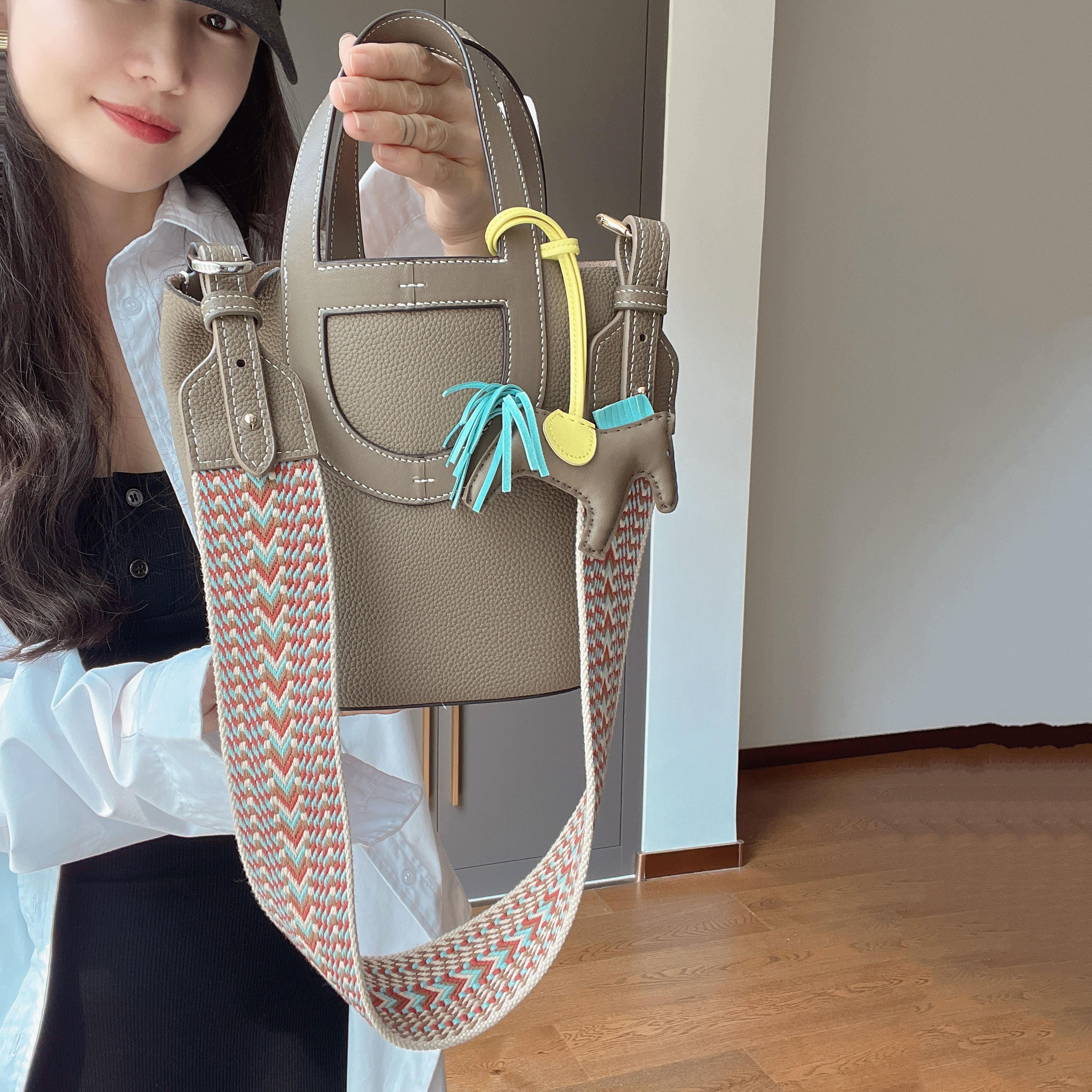 猪鼻子菜篮子配肩带头层皮