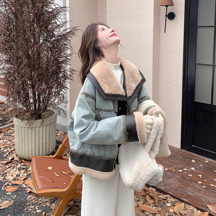 牛仔羽绒服女冬季2025新款韩版学院风设计感拼接羊羔毛领加厚外套