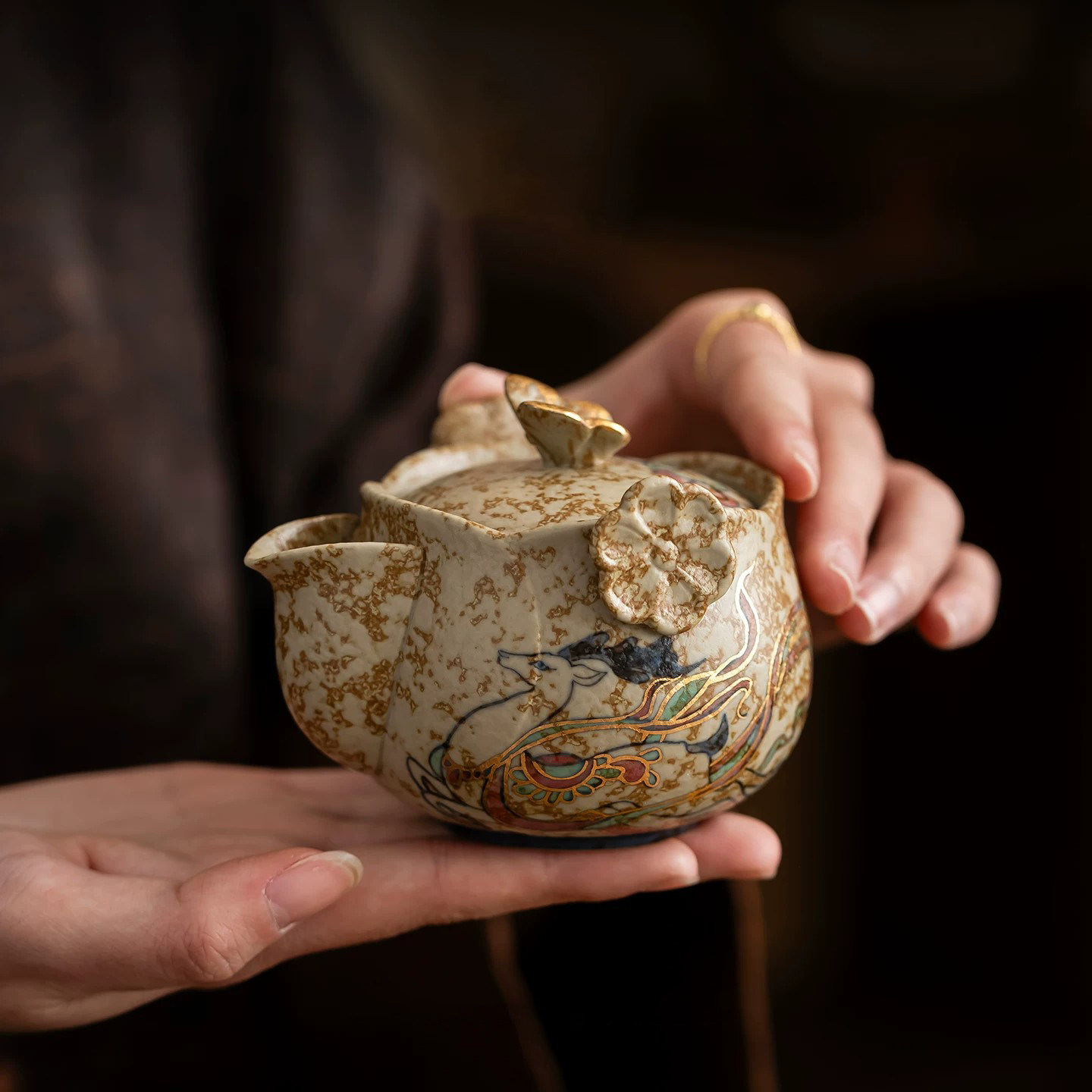 敦煌九色鹿手绘描金手抓壶礼品
