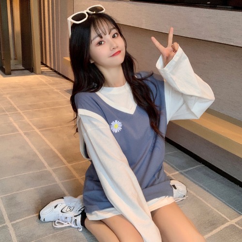 Real shot spring new Korean fake two thin embroidered Daisy top loose medium length sweater