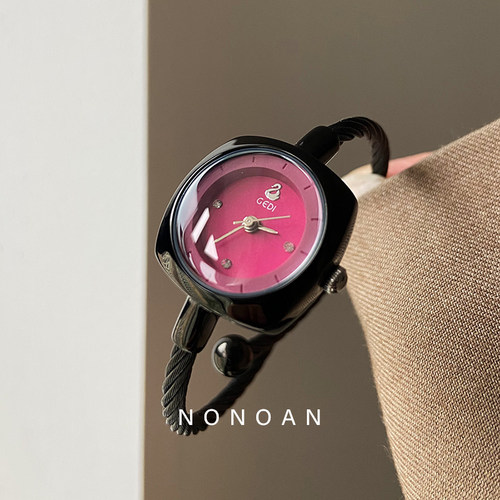 《黑色小野莓》 轻奢气质小众高级感手表女ins风手环设计石英腕表