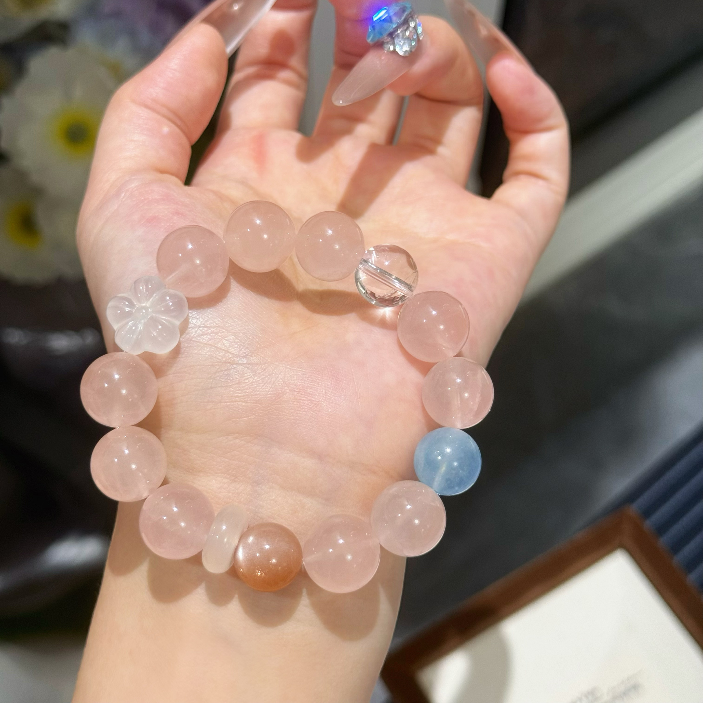 「翘宝同款」一陂春水绕花身，花影妖娆各占春