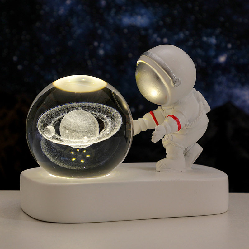 创意宇航员小夜灯3D内雕水晶球发光底座卧室桌面摆件节日礼品批发