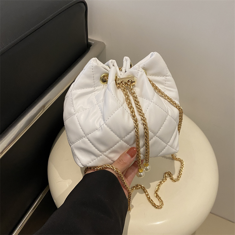 链条单肩斜挎包韩版菱格水桶包