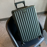 Темно-зеленый