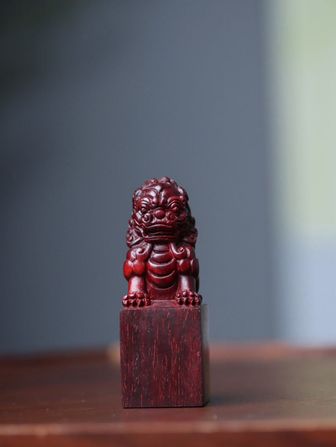 狮子印章 【材质】印度小叶紫檀手把件 【尺寸】7.0x2.5x2.5cm