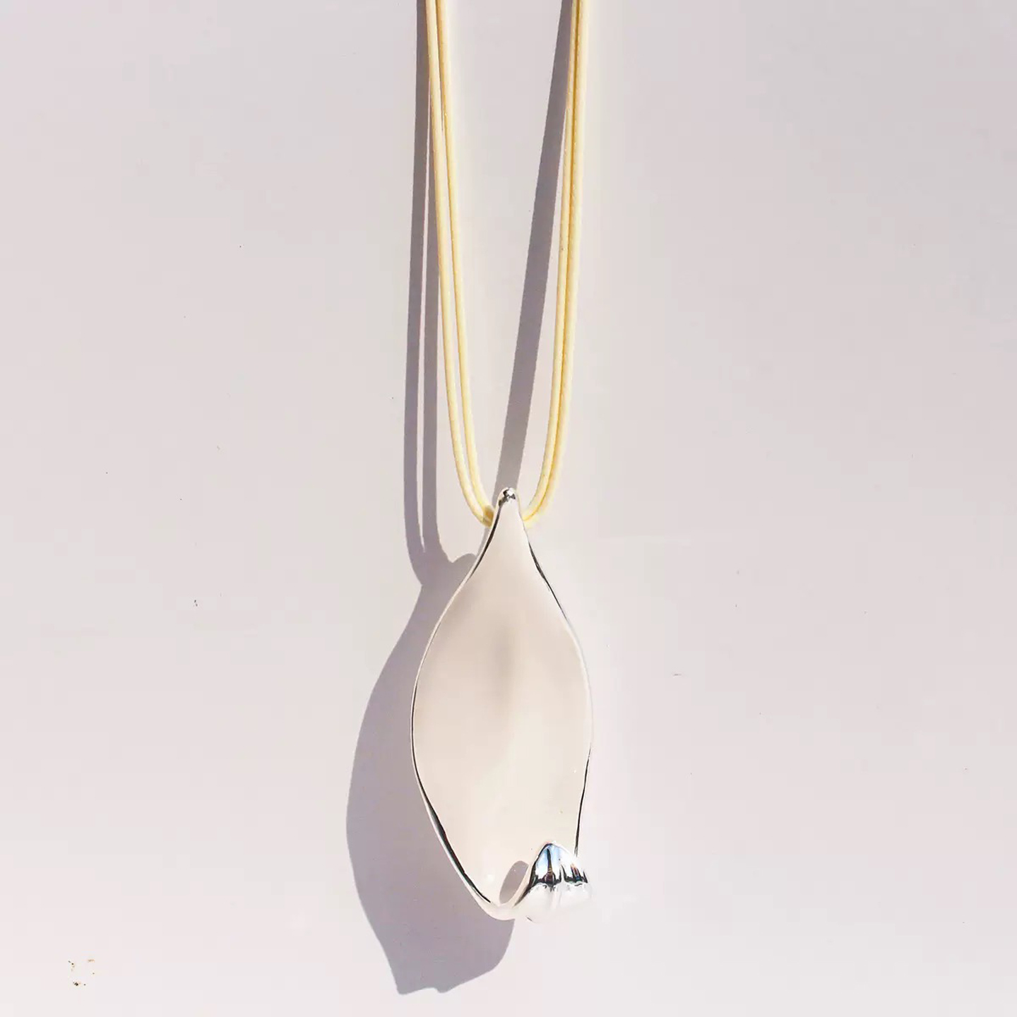 白色珐琅卷叶吊坠长款皮绳项链女