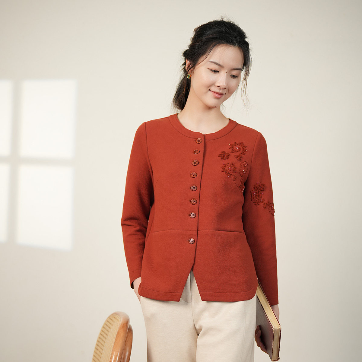 布符秋冬新款手工刺绣圆领短外套女小香风休闲独特宽松漂亮