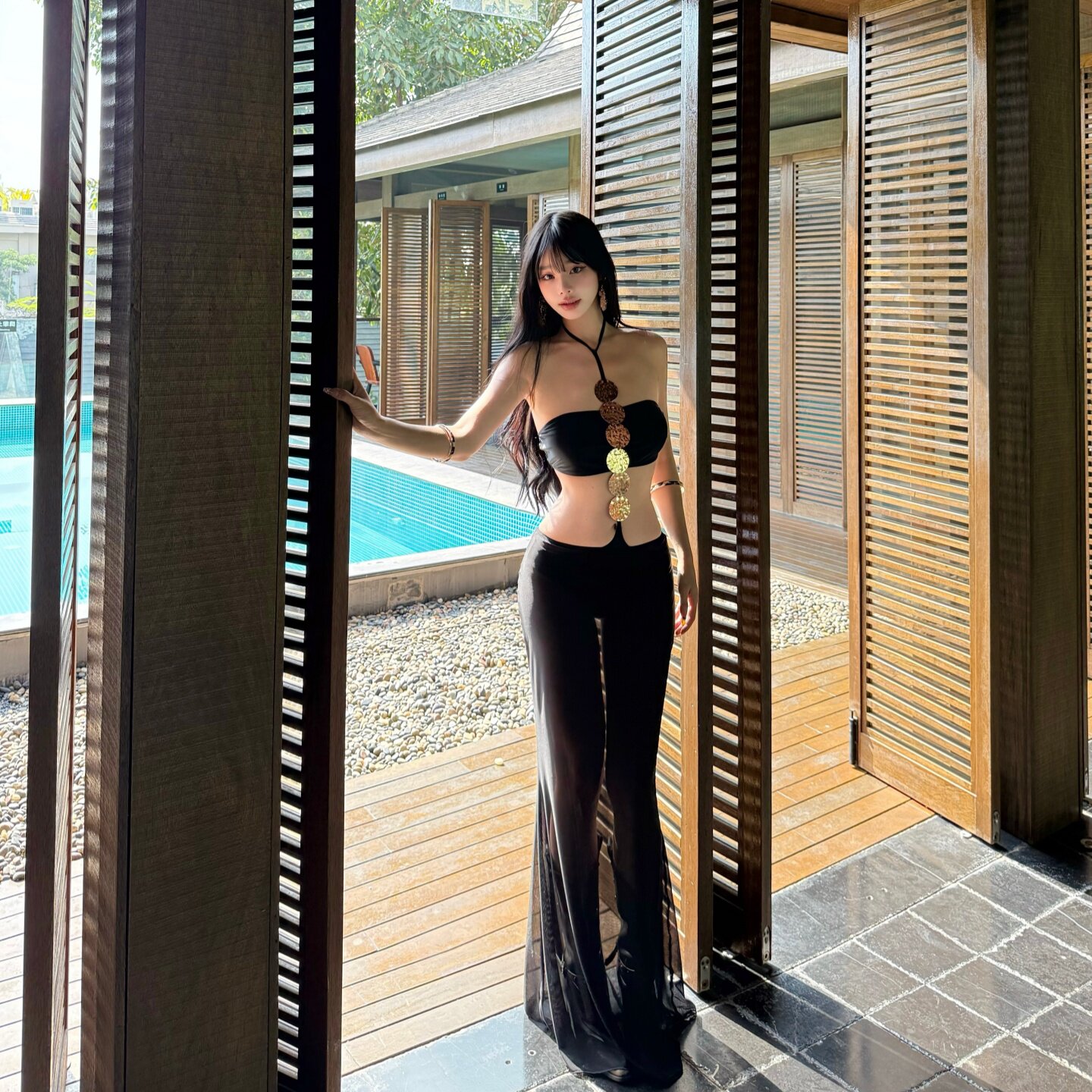 金属亮片纯欲性感迷人黑色微透拖地长纱裙挂脖分体度假泳衣女高级