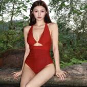 波尔多红复古港风显白性感露背圆环设计三角连体高级感度假泳衣女