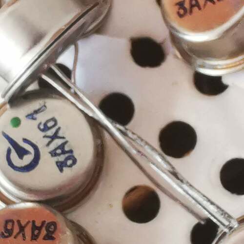 可维修清库处理3AX61晶体管，三盒共75个，每只8。有需要议价