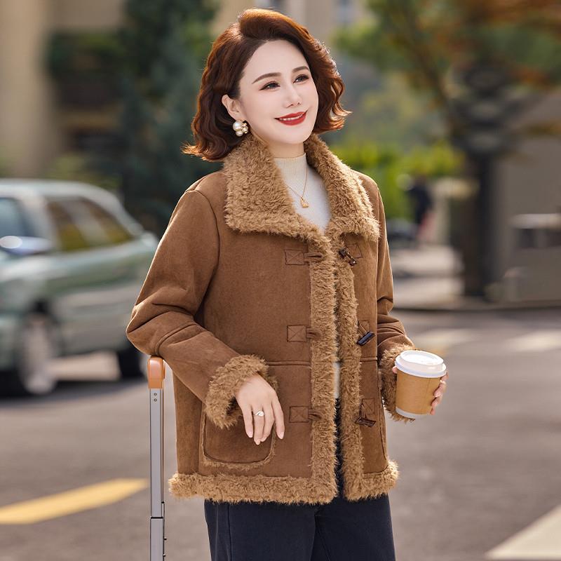 妈妈冬装加厚羊羔毛短款上衣中老年女装皮毛一体加绒保暖冬季外套
