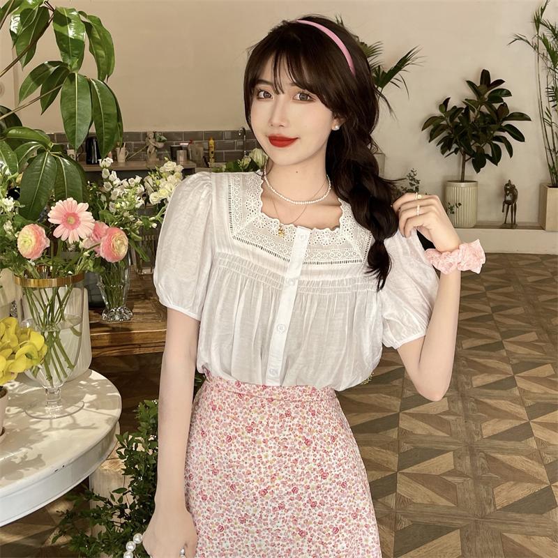 Real shot / real price Korean version super fairy lace splicing Top + gentle wind floral skirt suit