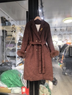 2026冬新款名媛风气质百搭显瘦长款狐狸毛袖头小香风羽绒服外套女