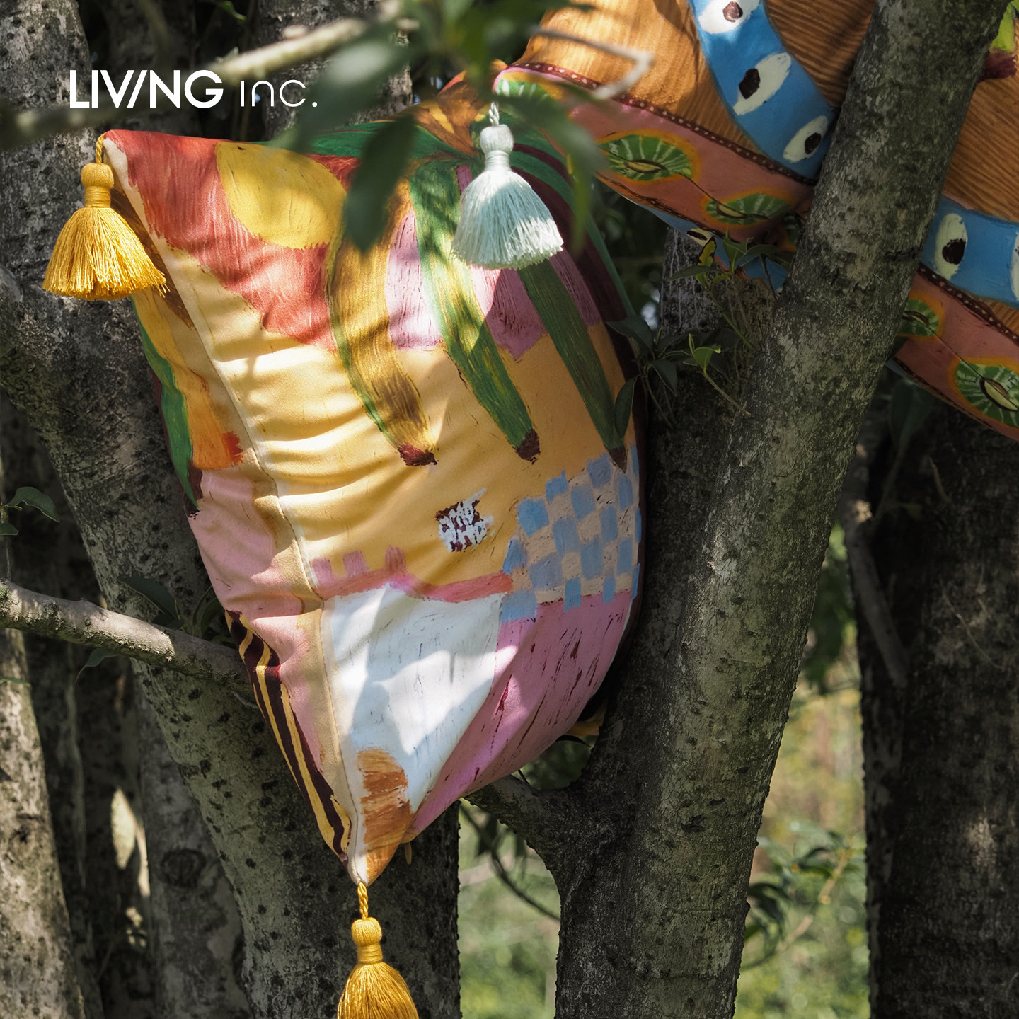 LIVINGinc晴日椰蕉春夏插画抱枕图片