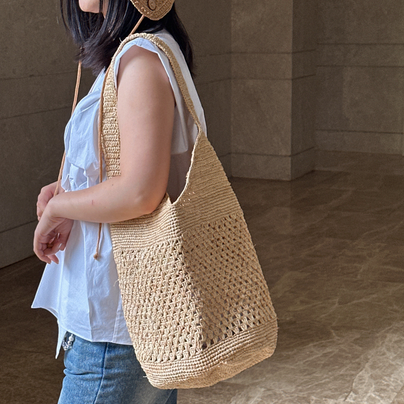 镂空设计感女士草编包洋气编织包水桶包沙滩包时髦ins风拉菲草