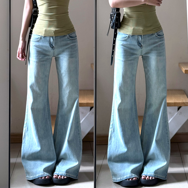 浅蓝色微喇牛仔裤女春季