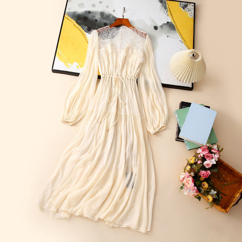 2026年春季优雅轻奢复古高腰a字显瘦蕾丝拼接灯笼长袖红色连衣裙