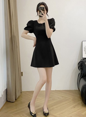赫本风高级感收腰小黑裙2025新款春夏短袖修身显瘦小个子连衣裙女