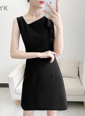 赫本风修身显瘦小黑裙2025新款春夏黑色无袖收腰小个子斜领连衣裙