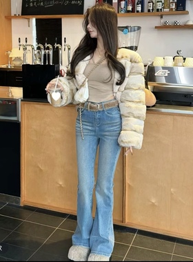 卡其色纯欲交叉打底毛毛腰带牛仔喇叭裤女2025冬季新款超好看一套