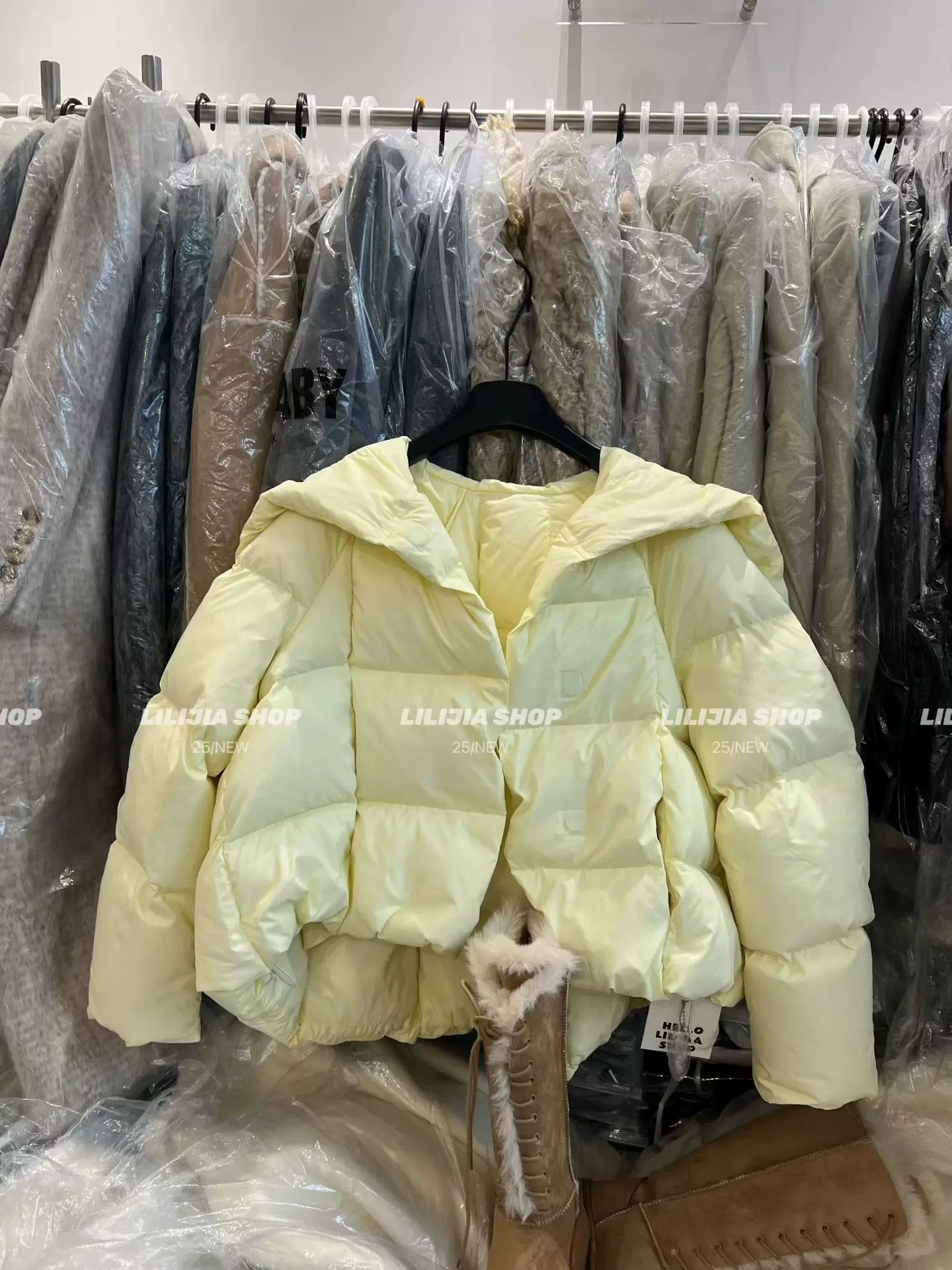 法式独特超好看云朵泡芙羽绒服女2025冬季新款短款大翻领抽绳外套