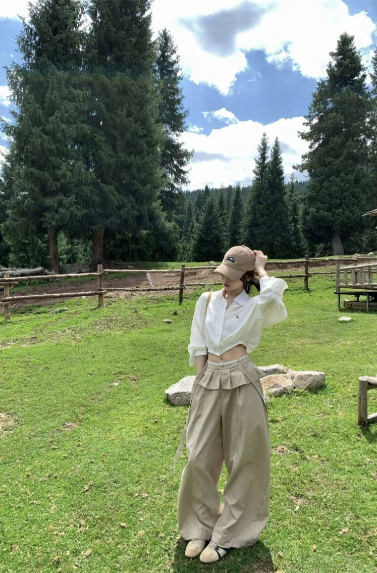 september【波恩少女】刺绣小狗白色老钱衬衫/卡其色荷叶边休闲裤