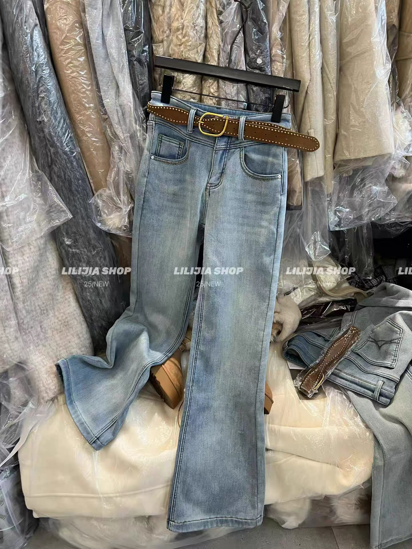 韩国东大门2025冬季新款韩版修身显瘦加绒浅色牛仔微喇裤女长裤潮