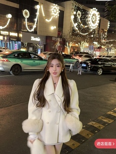 收腰双排扣外套 新款 奶白色一百羊毛大衣袖 口狐狸毛可拆卸2025冬季