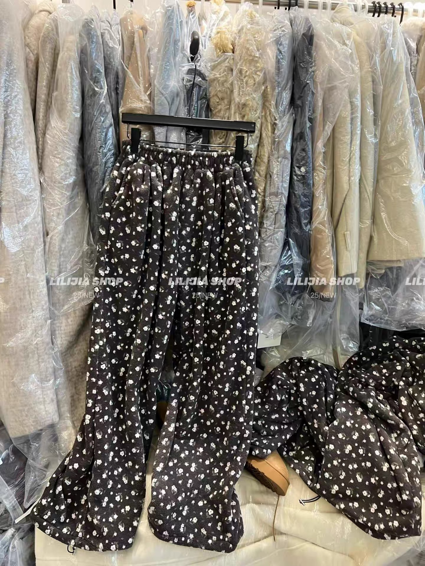 韩国东大门2025冬季新款韩版宽松休闲松紧腰碎花加绒颗粒绒休闲裤