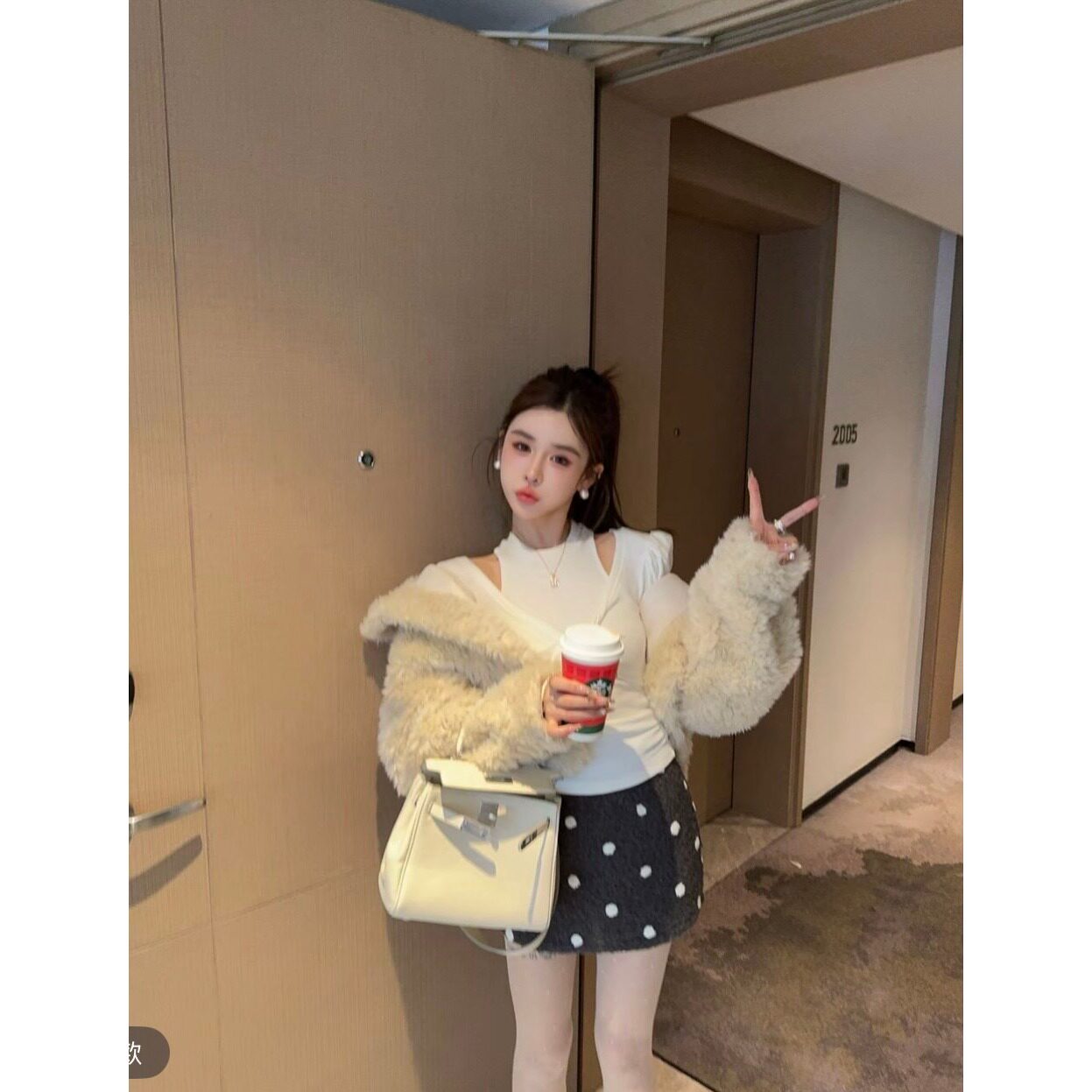 五折福利。  泡菜订制米色羔羔毛连帽外套女韩版宽松加厚毛毛上衣