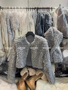 显瘦减龄气质配围巾上衣潮 时尚 羊羔圆领短款 毛毛短外套女2025冬季