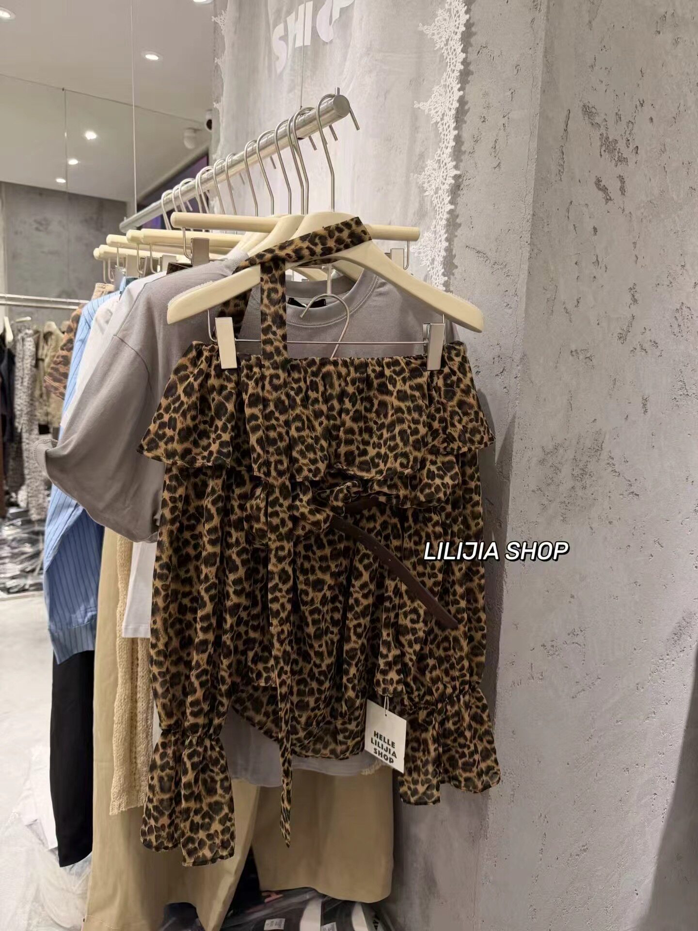 LiLijia正品美式辣妹豹纹荷叶边一字肩长袖衬衫秋季显瘦气质上衣