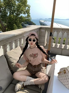 水洗咖色卷边牛仔短裤 肉桂粉色豹纹字母T恤 潮 奶芙桃叽 九月家