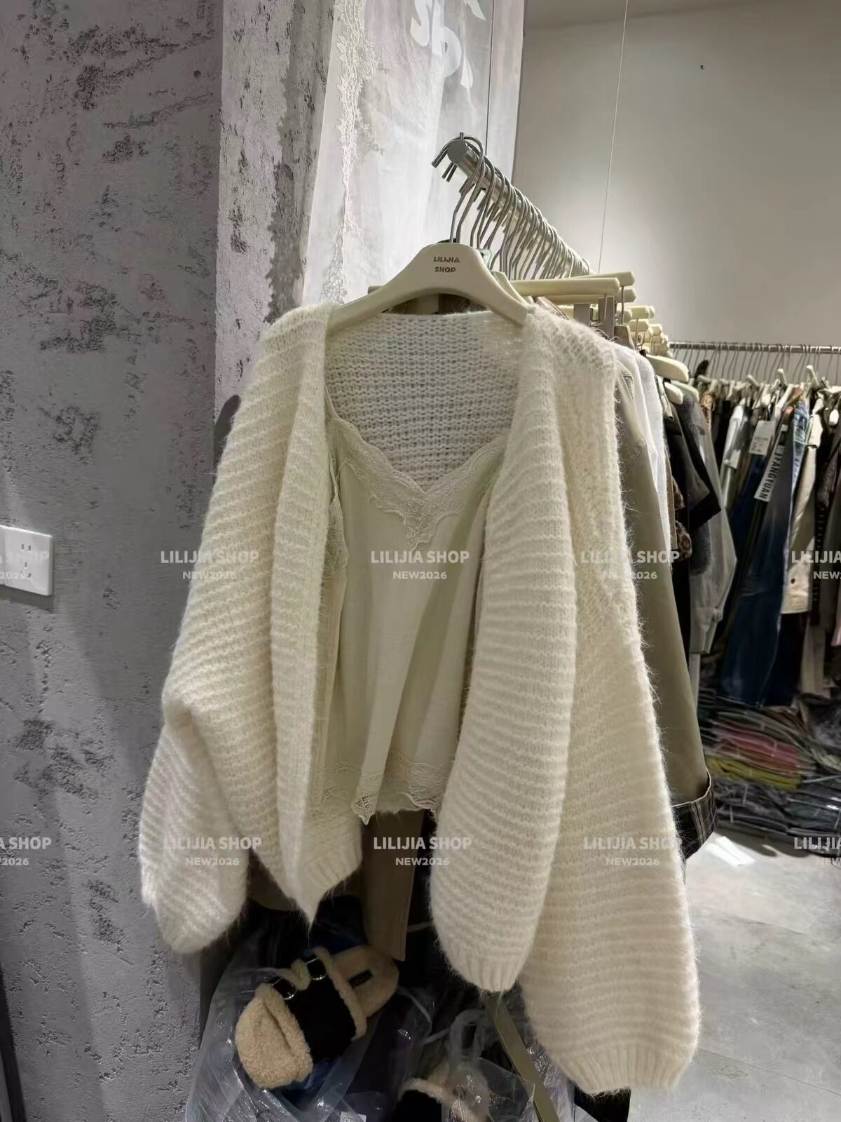 LiLijia正品 秋季新款韩版温柔软糯灯笼袖宽松毛衣外套针织开衫潮