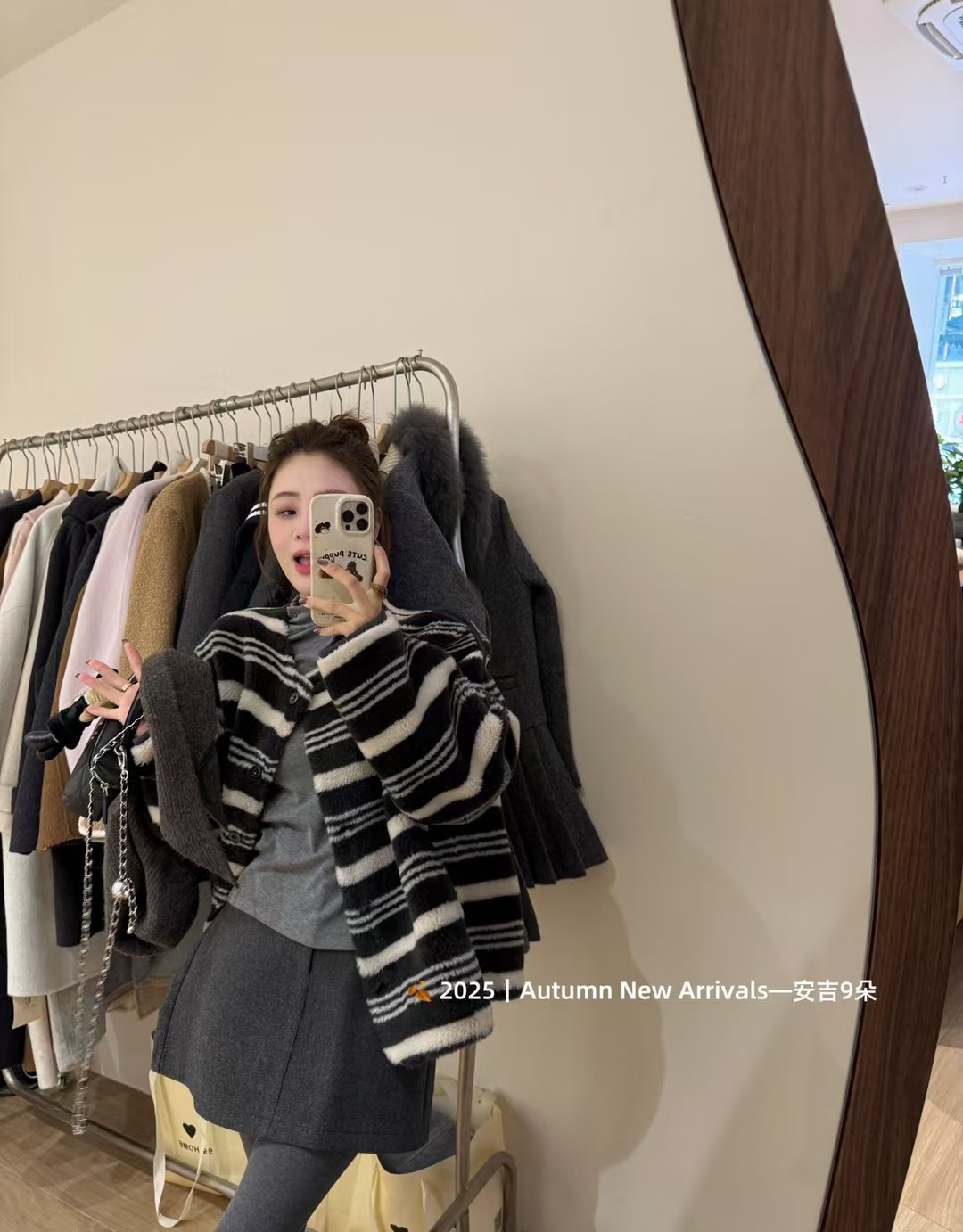 韩国东大门2025冬季新款韩版宽松休闲配围巾条纹皮毛一体短外套女