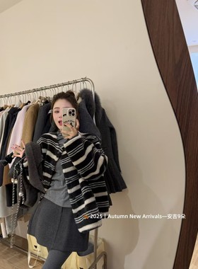 韩国东大门2025冬季新款韩版宽松休闲配围巾条纹皮毛一体短外套女