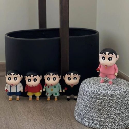 拿玫瑰花蜡笔小新摆件乔迁礼物