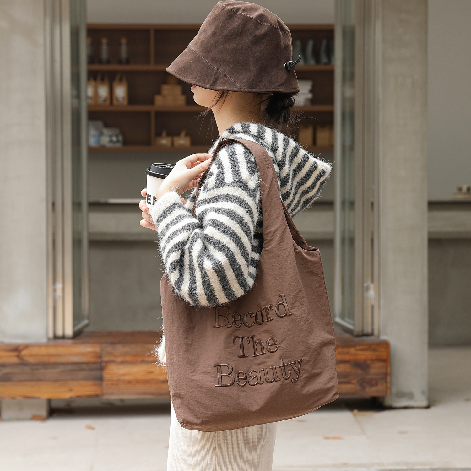 慵懒风字母刺绣尼龙帆布女单肩包