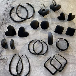 黑色爱心高级耳饰欧美方形耳圈2022年新款潮圆形耳环显脸瘦耳钉女