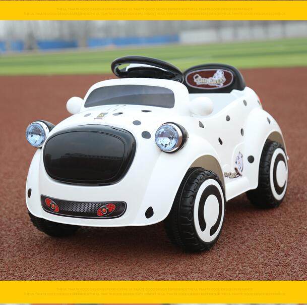 전기 자동차는 4 륜 어린이 장난감 자동차 소년 소녀  원격 제어 자동차 스윙 유모차에 앉을 수 있습니다