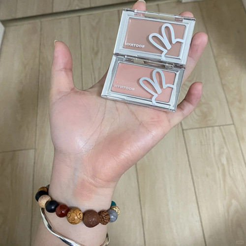 高级感拉满的裸色系！HYNTOOR黑兔底妆微醺腮红膏 很润的质地