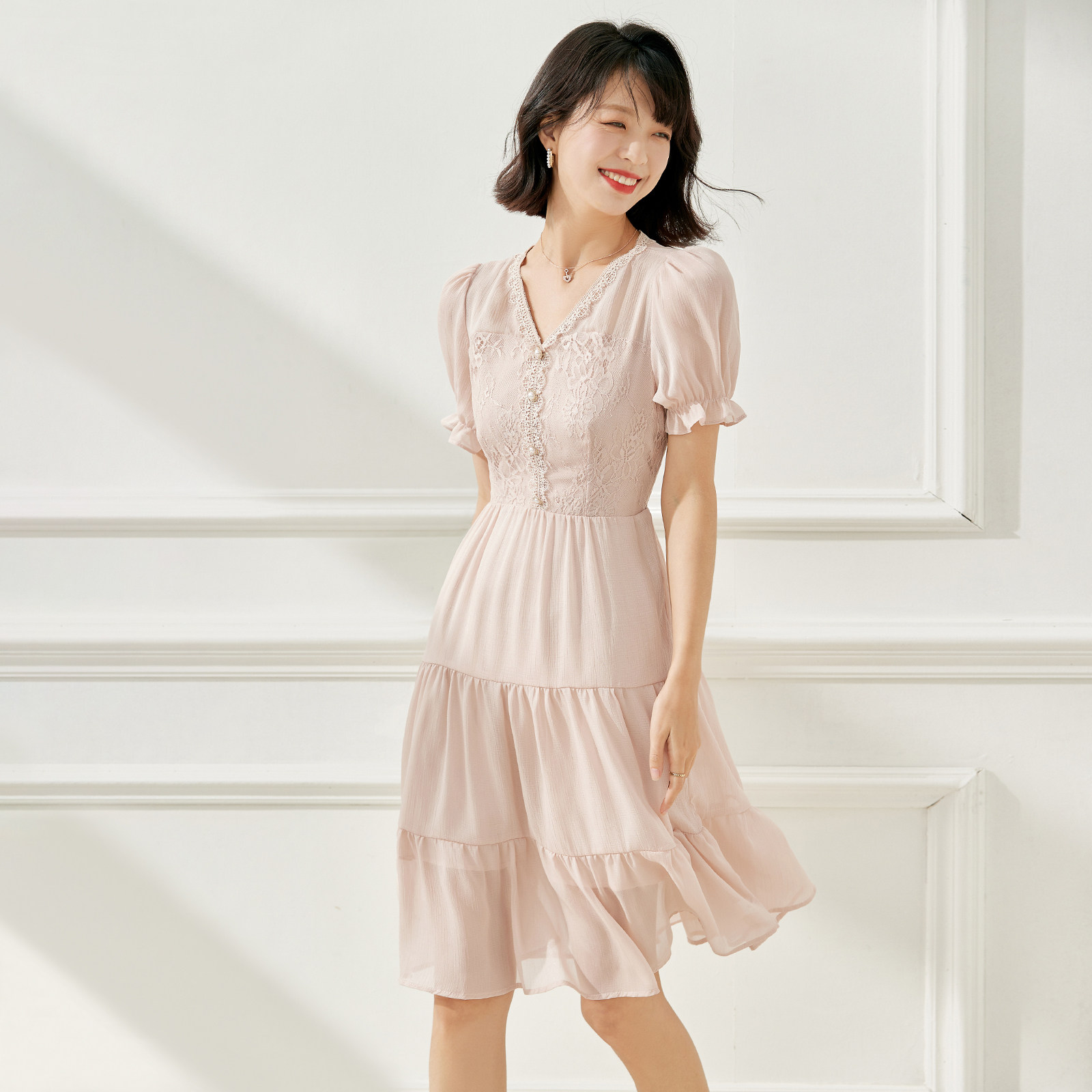 가볍고 성숙한 아가씨 소녀스러운 마음이 가득 프렌치 핑크 여성스러운 레이스 스티치 여성용 브이넥 드레스