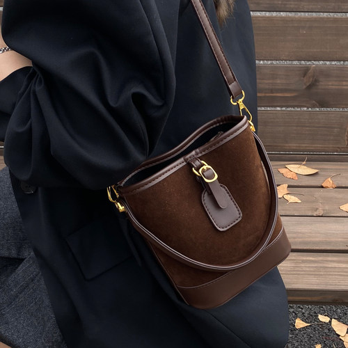 美拉德复古麂皮绒磨砂皮水桶包潮