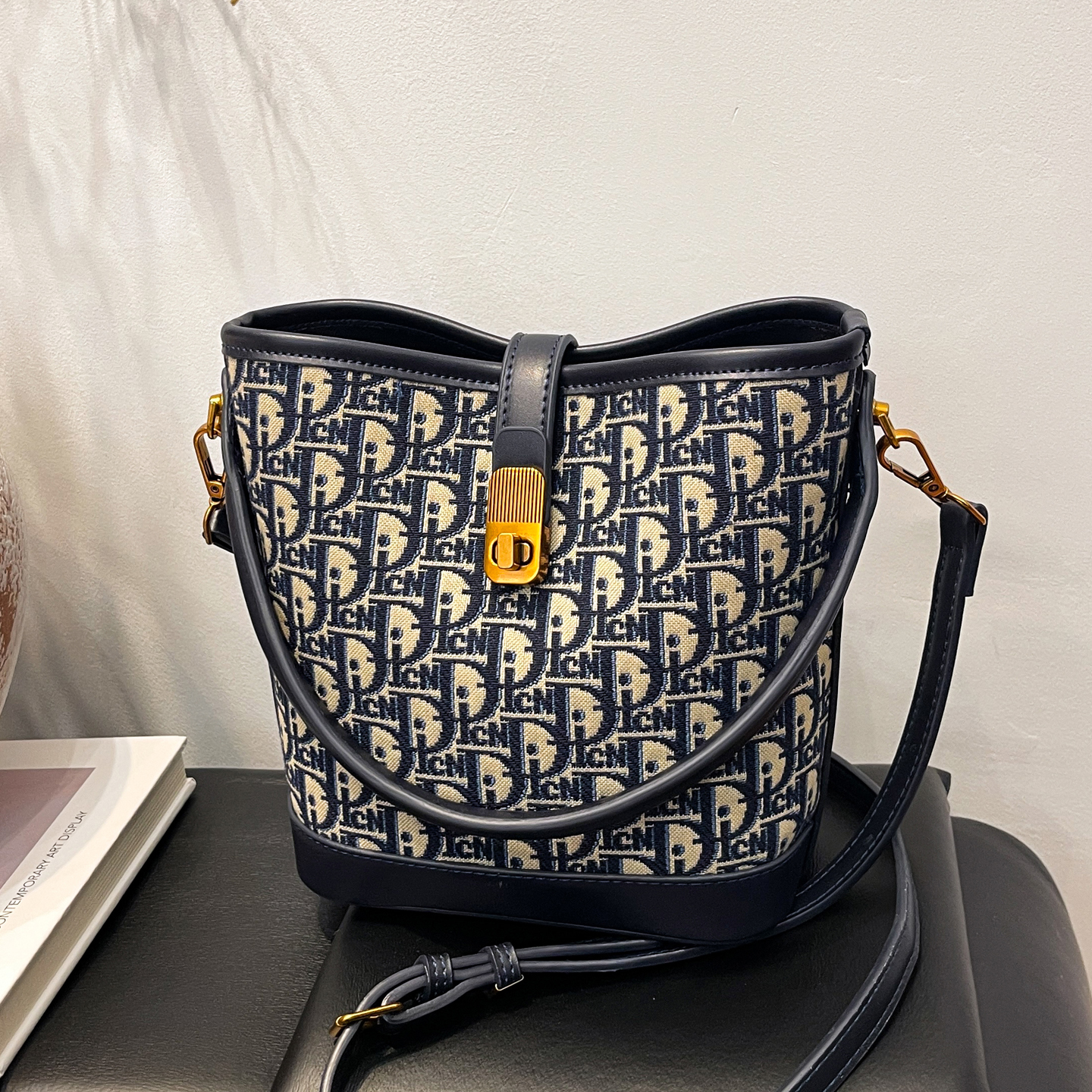 欧美高级感时尚手提包包女新款秋冬复古休闲水桶包小众通勤斜挎包