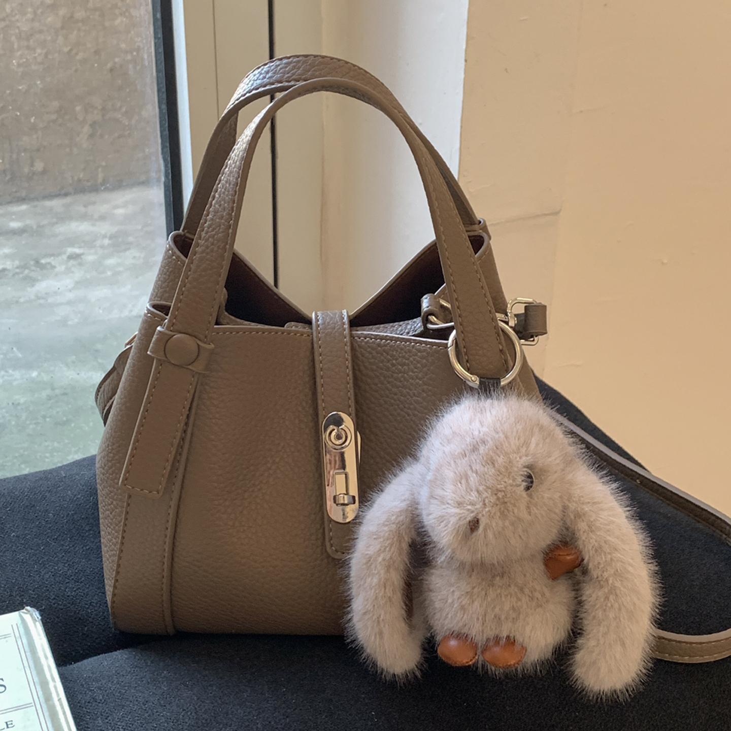 时尚小众复古荔枝纹软皮水桶包