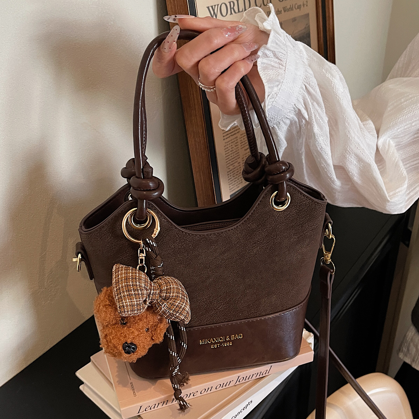 美拉德复古撞色软皮斜挎水桶包